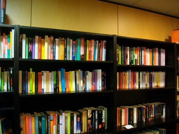 Bücherregal